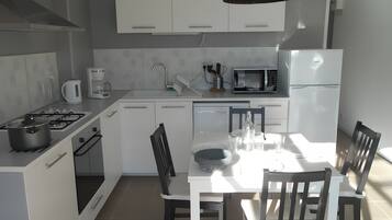 Køleskab, mikrobølgeovn, ovn, kogeplade