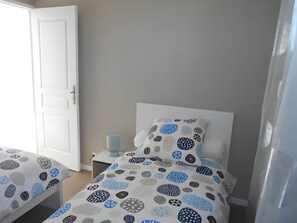 Tabla de planchar con plancha, wifi y ropa de cama