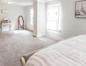 3 soverom, strykejern/-brett, internettilgang og sengetøy