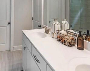 Dusj, hårføner, håndklær og såpe