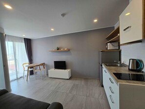 Apartment, Balcony | Living area