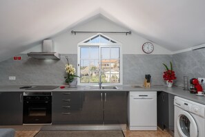 Een koelkast, een microgolfoven, een oven, een vaatwasser