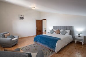 2 slaapkamers, een strijkplank/strijkijzer, wifi, beddengoed