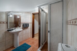 Douche, sèche-cheveux, serviettes fournies