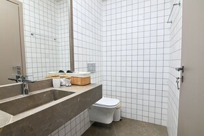 Hair dryer, towels, soap, toilet paper - Omonia Flow Two by ΜΡS (Athens)