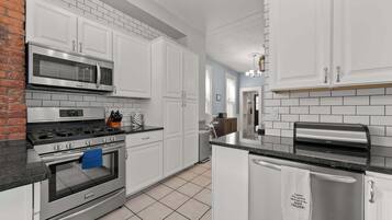 House, Multiple Beds, Patio, Garden View (High Street Hideaway) | Private kitchen