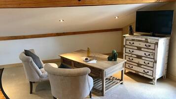 Double Room, Garden View | Living area