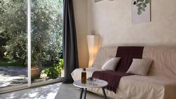 Habitación Confort, vista a la alberca | Área de sala de estar
