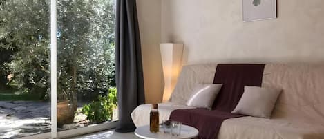Comfort Room, Pool View | Living area
