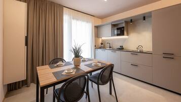 Apartemen, 2 kamar tidur, balkon, menara | Dapur pribadi | Lemari es, microwave, kompor, dan mesin pencuci piring