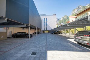 Limited parking, car charging station - ETRA suites & apartments (Riva del Garda)
