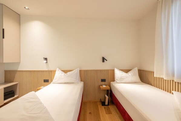 Down duvets, memory-foam beds, in-room safe, blackout curtains - ETRA suites & apartments (Riva del Garda)