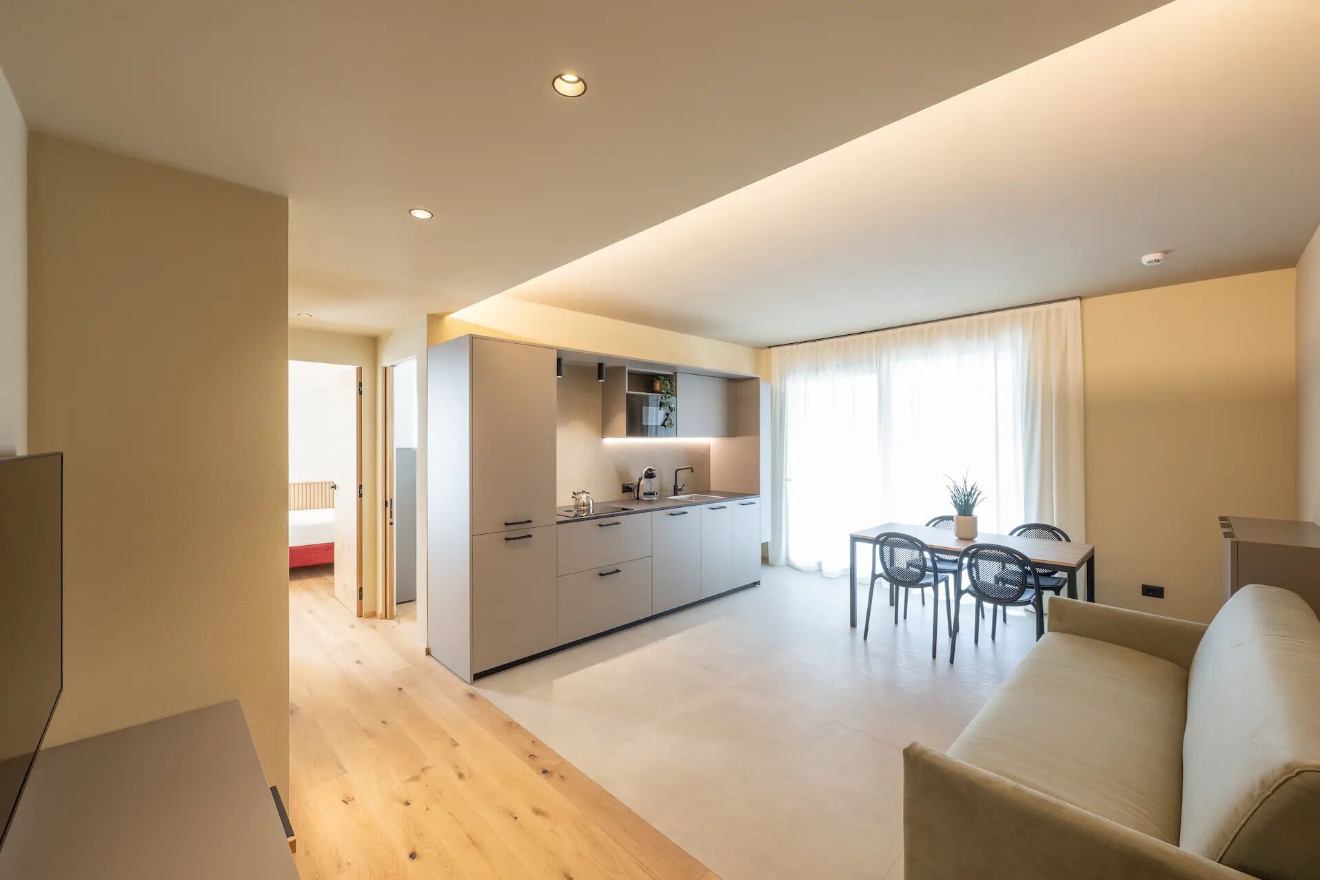 Appartamento, 2 camere da letto, terrazzo, piano elevato | Area soggiorno | Smart TV 33 pollici con canali digitali