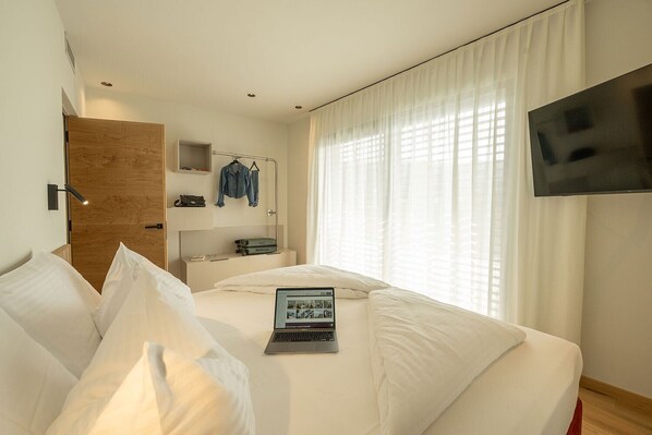 Panoramic Suite, 2 Bedrooms, Tower | Gebar bulu kapas, busa memori, peti besi dalam bilik 