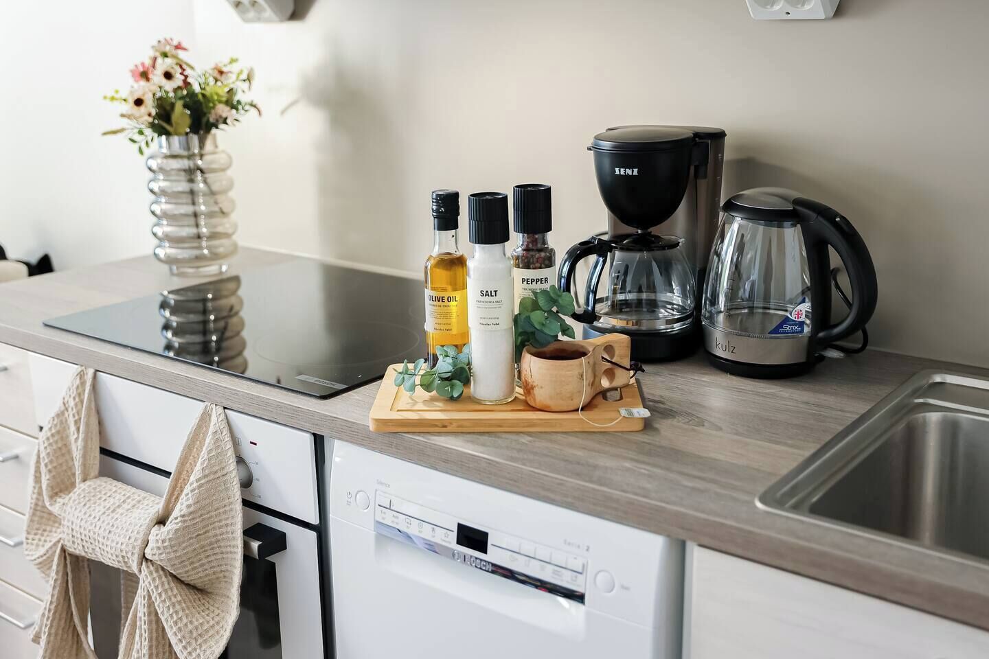 Jääkaappi, mikroaaltouuni, uuni, astianpesukone