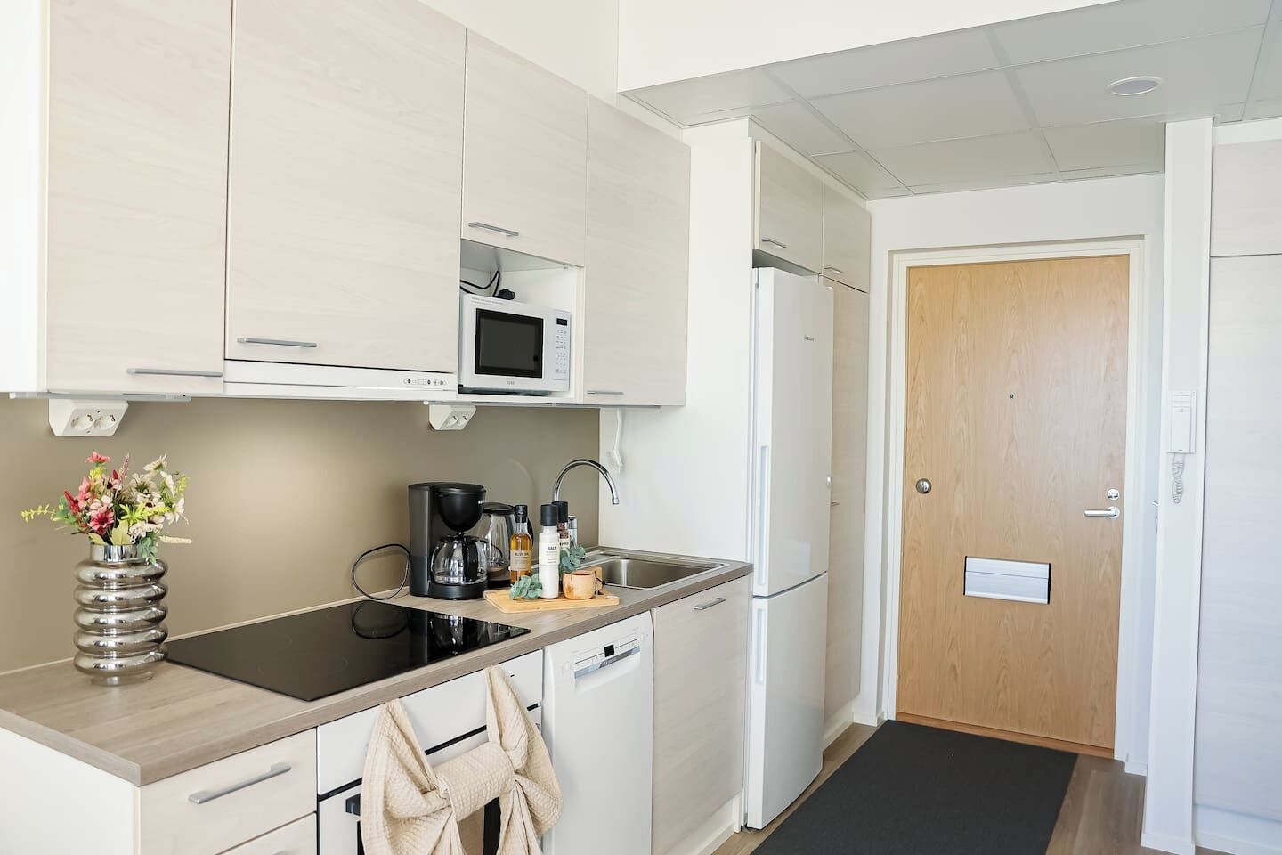 Frigorífico, microondas, horno y lavavajillas