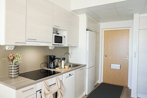 ثلاجة، ميكروويف، فرن، غسالة أطباق