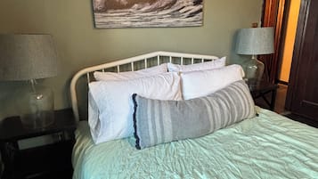 2 bedrooms, iron/ironing board, free WiFi, bed sheets