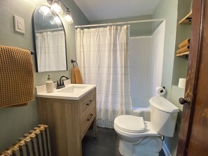 Hair dryer, towels, soap, toilet paper - Live Like a Local in this 2 Bedroom Rowhouse (Pittsburgh)