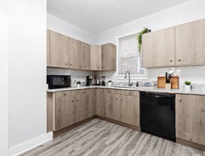 冷蔵庫、電子レンジ、オーブン、コンロ