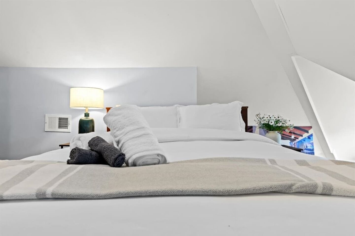 Escritorio, tabla de planchar con plancha, wifi y ropa de cama 