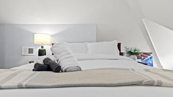 Desk, iron/ironing board, WiFi, bed sheets