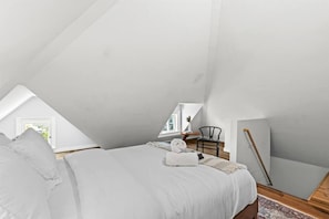 Desk, iron/ironing board, WiFi, bed sheets