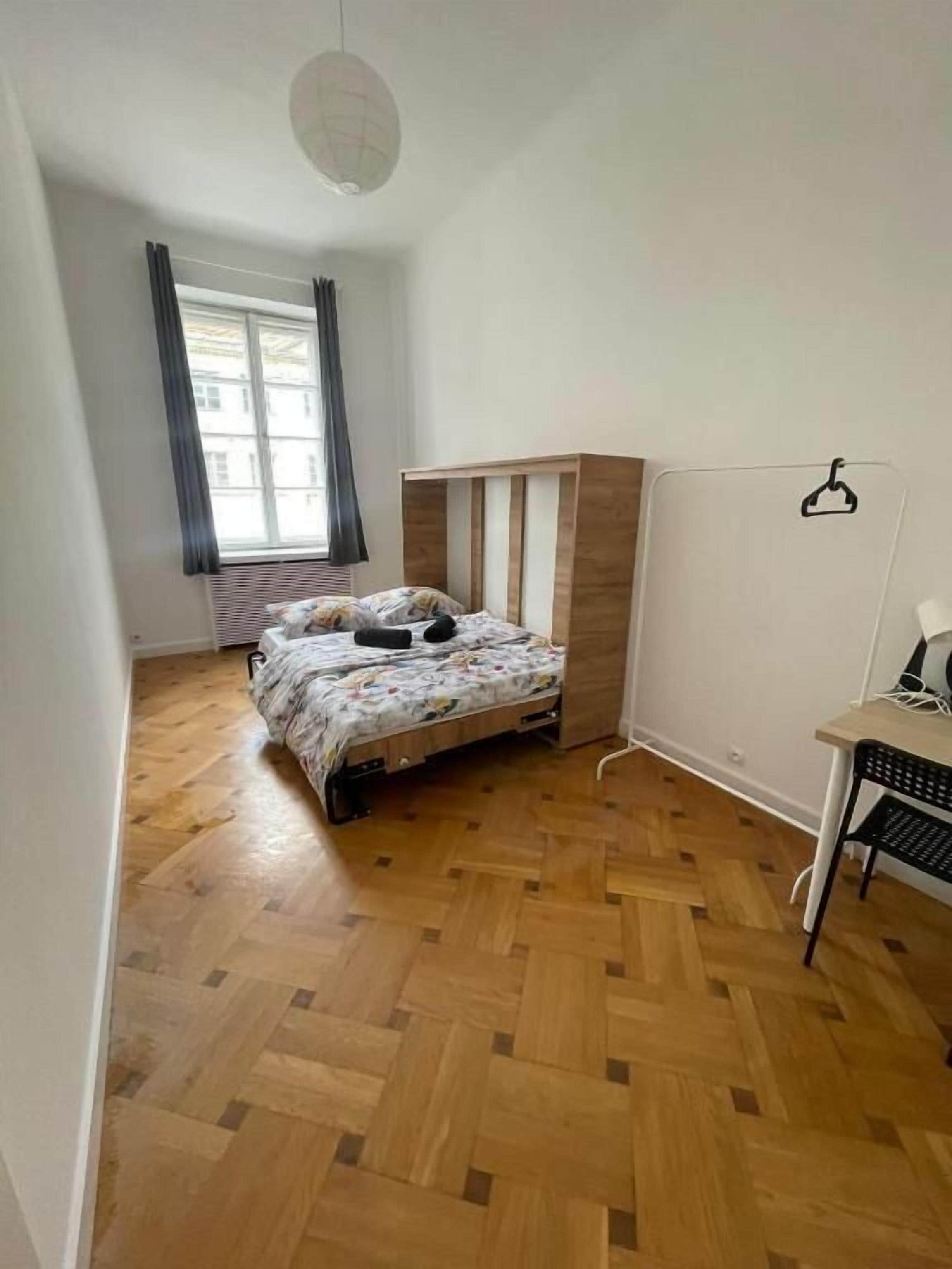 Quarto clássico, 1 cama de casal | Escrivaninha, espaço de trabalho para notebook