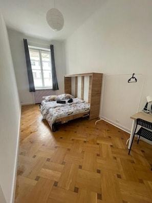 Classic-Zimmer, 1 Doppelbett | Schreibtisch, laptopgeeigneter Arbeitsplatz, Bügeleisen/Bügelbrett