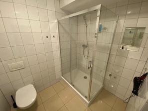 Haartrockner, Handtücher, Seife, Toilettenpapier