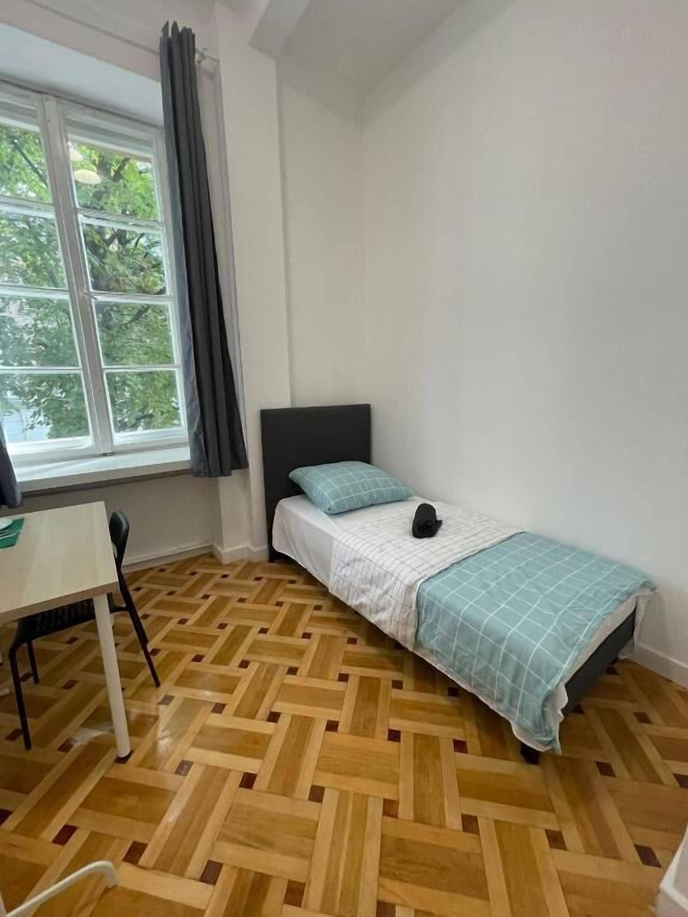 Quarto clássico, 1 cama de solteiro | Escrivaninha, espaço de trabalho para notebook