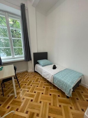 Klassieke kamer, 1 eenpersoonsbed | Een bureau, een laptopwerkplek, geluiddichte muren