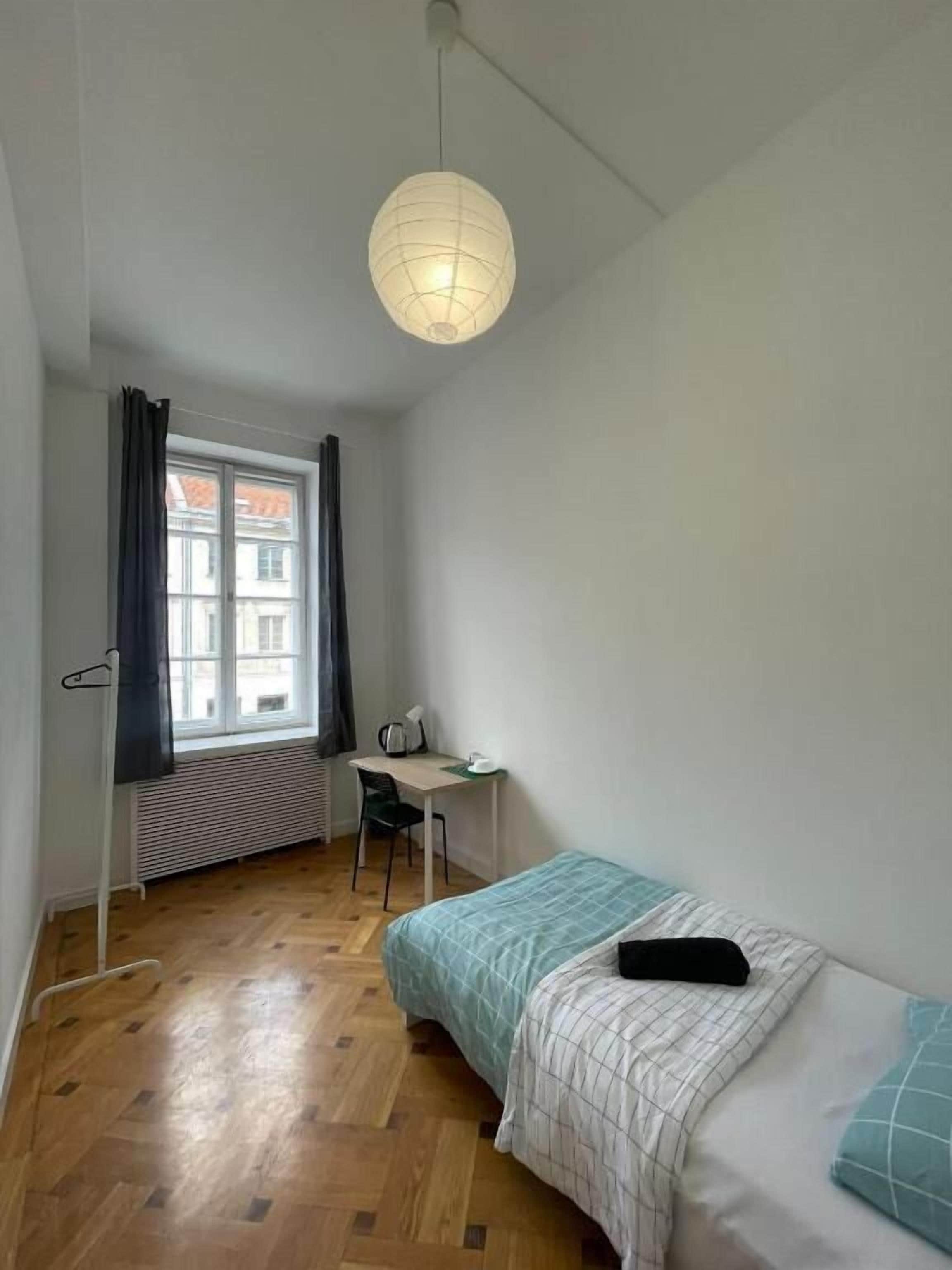 Quarto clássico, 1 cama de solteiro | Escrivaninha, espaço de trabalho para notebook