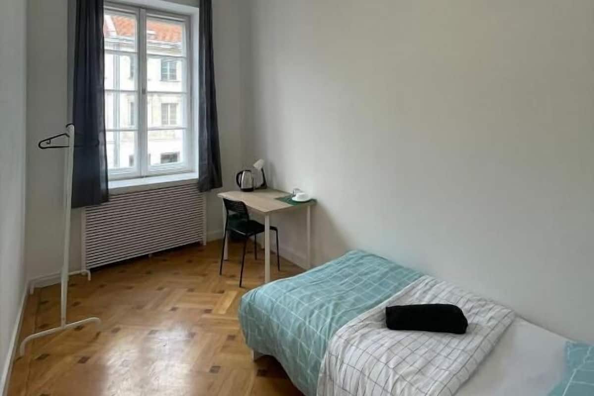 Classic-Zimmer, 1 Einzelbett | Schreibtisch, laptopgeeigneter Arbeitsplatz, Bügeleisen/Bügelbrett
