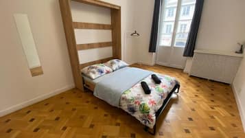 Escritorio y espacio para trabajar con laptop