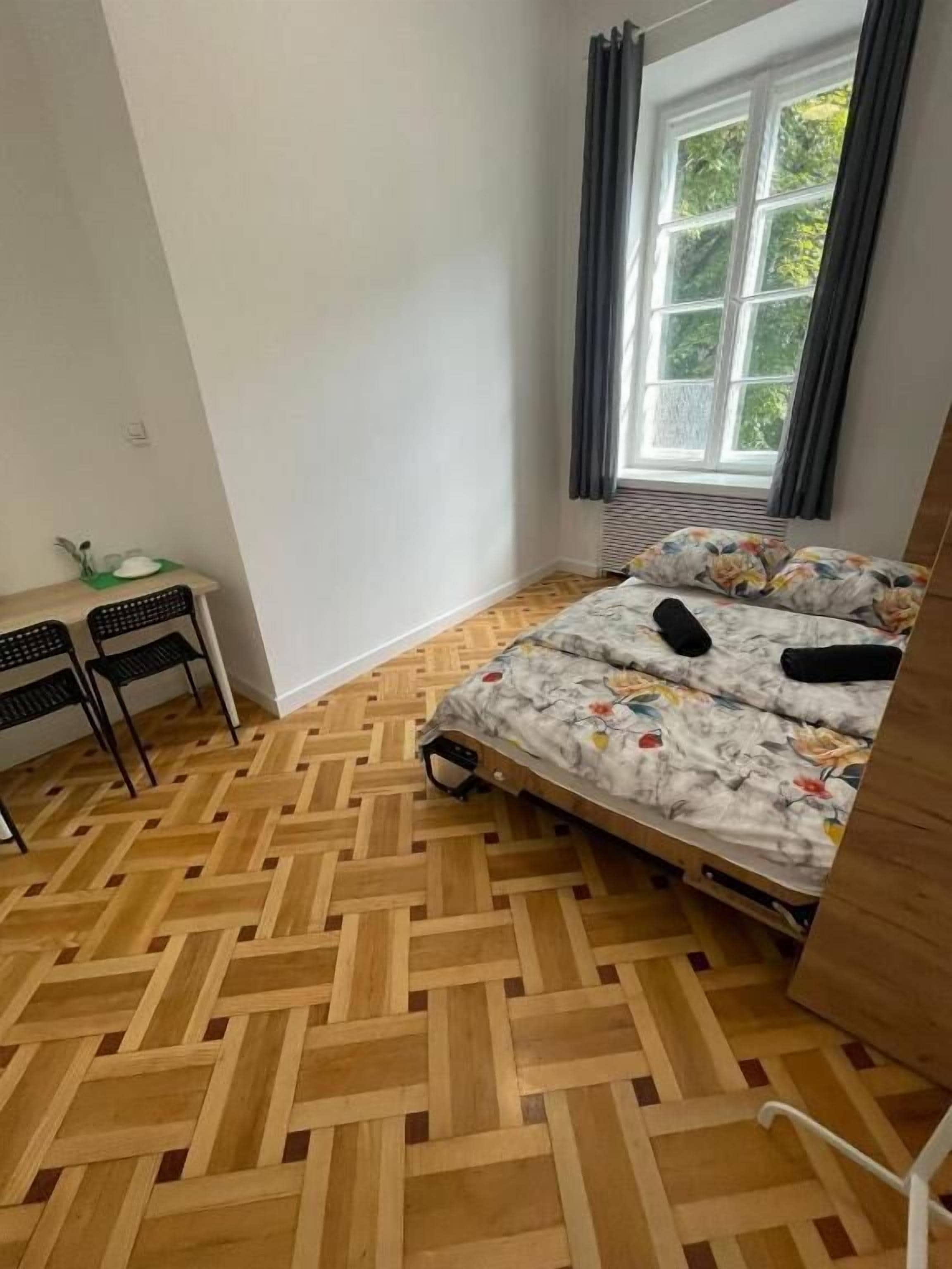 Quarto clássico, 1 cama de casal | Escrivaninha, espaço de trabalho para notebook