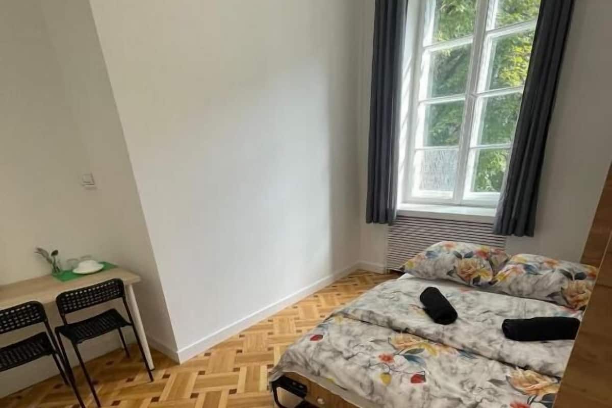Classic-Zimmer, 1 Doppelbett | Schreibtisch, laptopgeeigneter Arbeitsplatz, Bügeleisen/Bügelbrett
