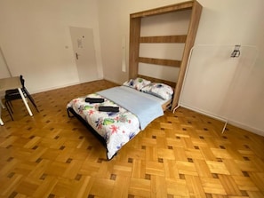 غرفة كلاسيكية - سرير مزدوج | مكتب ومساحة عمل للكمبيوتر المحمول ومكواة/لوح كي وواي فاي مجانًا