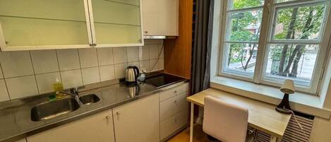 Klassieke kamer, 1 eenpersoonsbed | Een bureau, een laptopwerkplek, een strijkplank/strijkijzer, gratis wifi