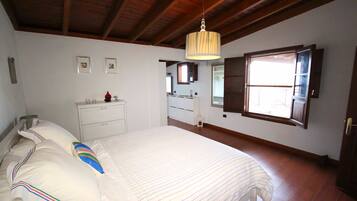 Een strijkplank/strijkijzer, wifi, beddengoed