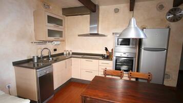 Een koelkast, een magnetron, een oven, een kookplaat