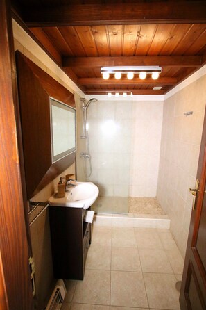 Suihku, hiustenkuivaaja, pyyhkeet