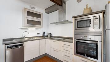 Coffee/tea maker, fridge, microwave, oven