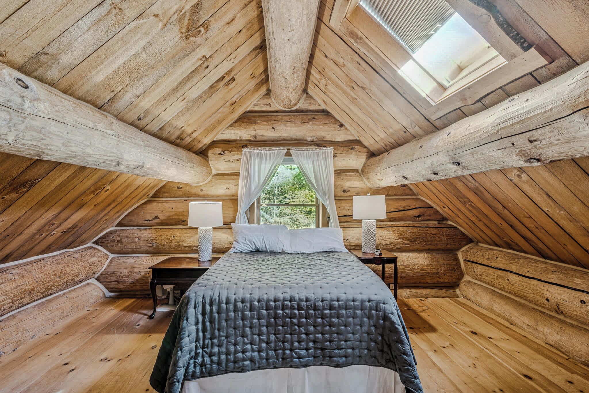 4 عدّة غرف نوم ومكتب ومكواة/لوح كي وواي فاي