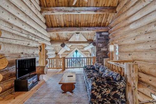 Hot Tub, Firepit, Mtn Views! | Spruce Moose Lodge