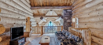 Hot Tub, Firepit, Mtn Views! | Spruce Moose Lodge