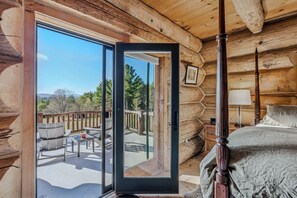 4 bedrooms, desk, iron/ironing board, WiFi