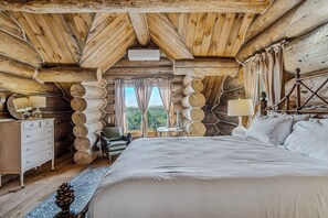 4 bedrooms, desk, iron/ironing board, WiFi