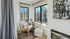 Televisio, takka, työhuone