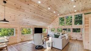 TV, offices - Reservoir Ridge Loft with Hot Tub & Sauna (Pomfret)